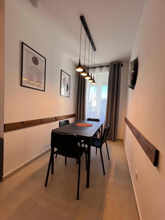 une salle à manger avec une table et des chaises noires dans l'établissement Luxe et Détente Près du Luxembourg, 