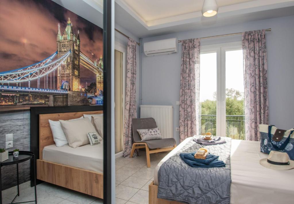Un dormitorio con una cama y vistas al puente de la Torre. en Araucaria Apartments, en Tsilivi