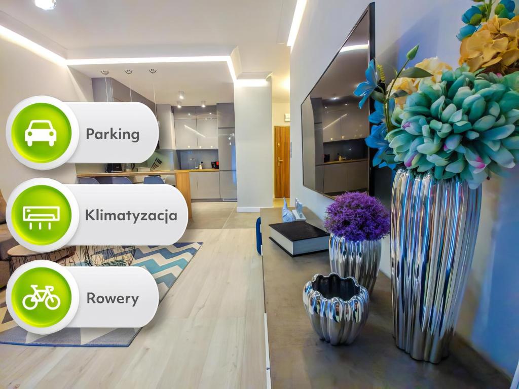 une pièce avec un vase contenant des fleurs dans l'établissement Verde Apartament, à Zielona Góra