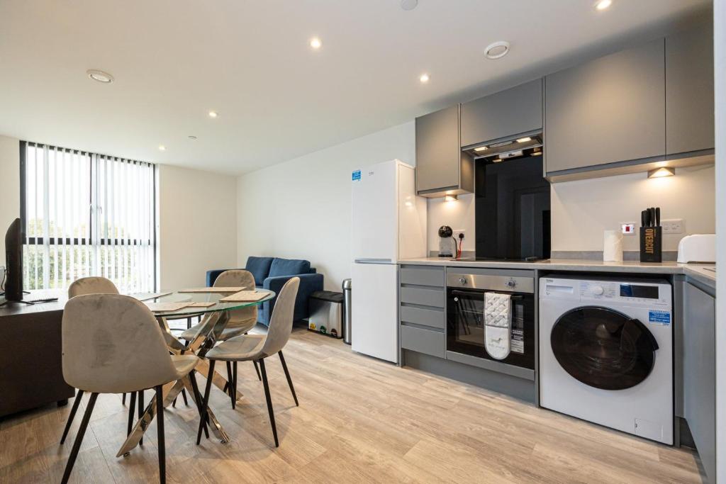a kitchen and dining room with a table and a dishwasher at GuestReady - Escapadela de luxo em Liverpool in Liverpool