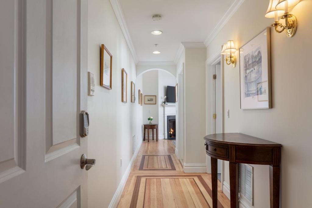 un corridoio con pareti bianche e pavimento in legno di Pelham Court Hotel a Newport