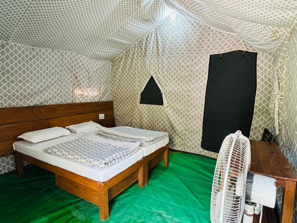 Tempat tidur dalam kamar di Camp High 5 Jayalgarh (Near Devprayag) by Himalayan Eco Lodges