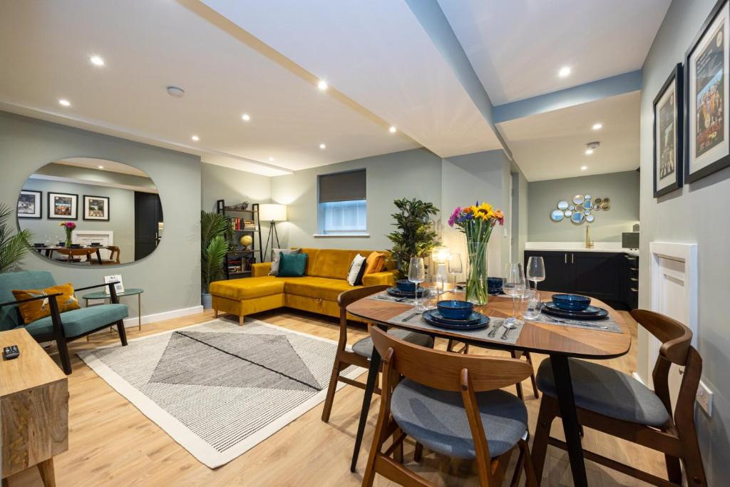 Hotel Charming Rest in Liverpool, a kitchen and living room with a table and chairs at Charming Rest in Liverpool in Liverpool