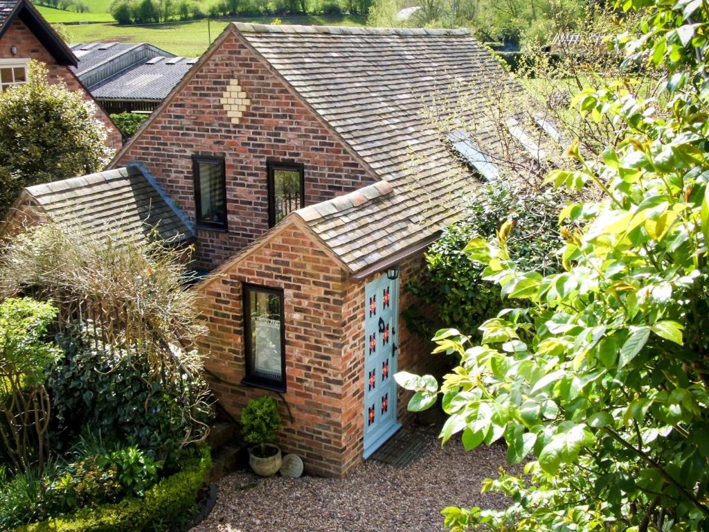 una pequeña casa de ladrillo con una puerta blanca en 2 Bed in Bewdley CC090 en Bayton