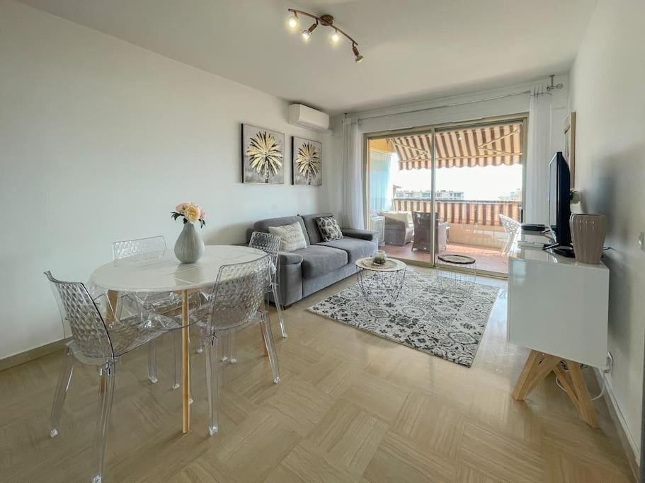 un salon avec une table et un canapé dans l'établissement Le monteverdi, à Beausoleil