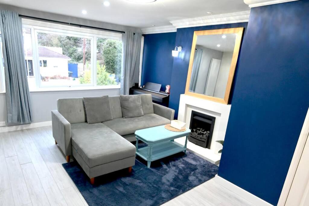 Area tempat duduk di Stylish home in Warwick with parking & EV charger