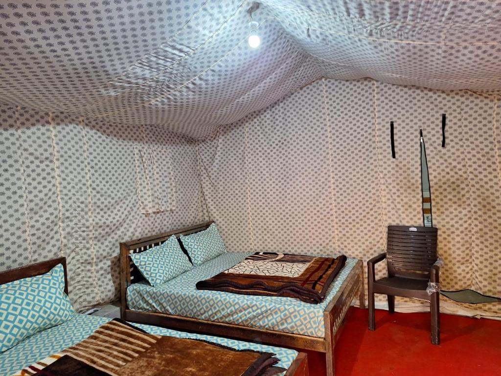 Un pat sau paturi într-o cameră la Haveli Resort