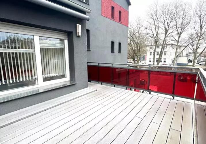 een balkon met rode kasten op een gebouw bij Delta Haus in Gelsenkirchen