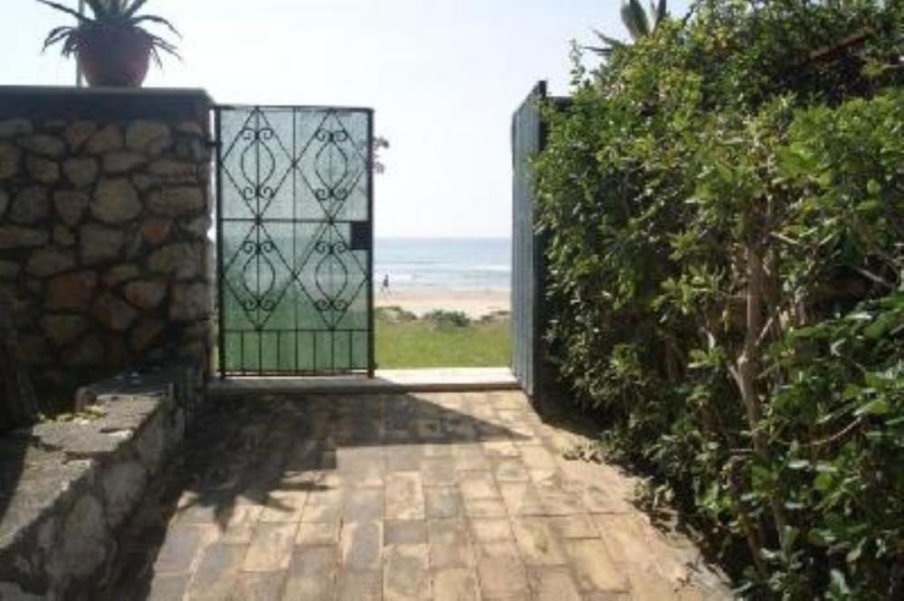 an open gate with a view of the ocean at Villa Luisa B&B in Sperlonga