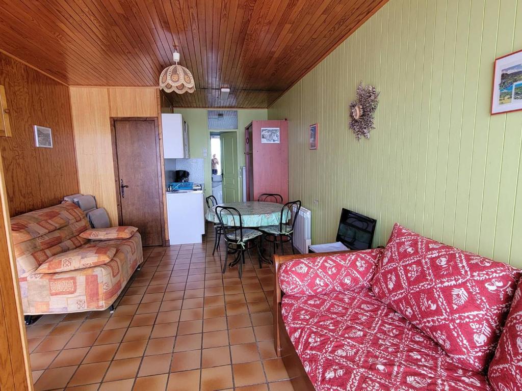 un salon avec un canapé et une table dans l'établissement Studio cosy 4 pers. à Saint-Michel-de-Chaillol - Terrasse sud, animaux admis - FR-1-393-57, à Saint-Michel-de-Chaillol