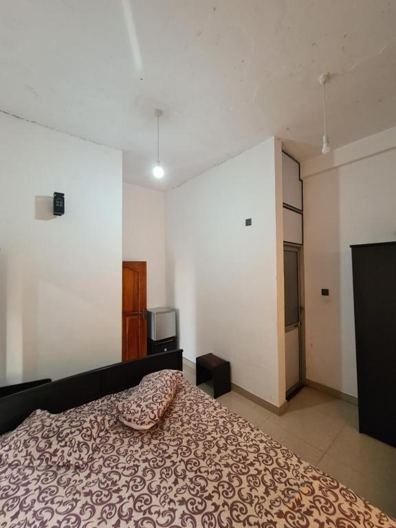 um quarto com uma cama com uma almofada em Hotel Mihira Village em Ambanpola