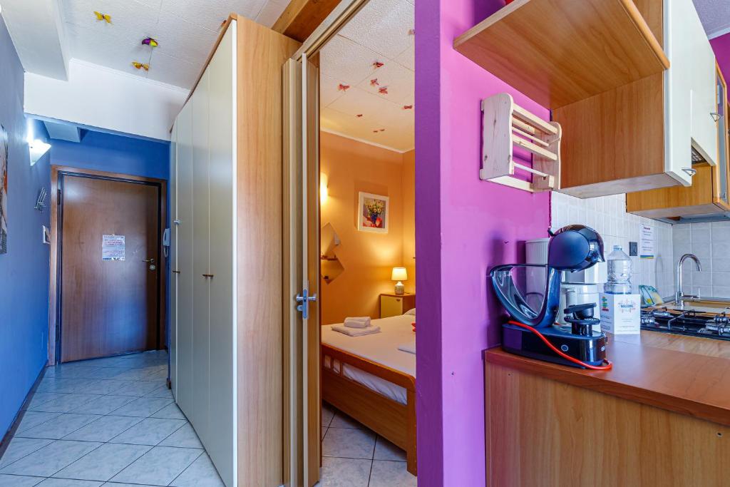 Kuchyňa alebo kuchynka v ubytovaní Magnolia Sirmione 500m from lake Garda - Happy Rentals