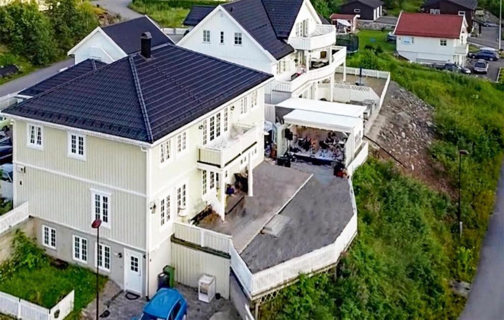 Beautiful Home In Porsgrunn With House A Panoramic View في بورشغرون: اطلالة جوية على بيت ابيض كبير