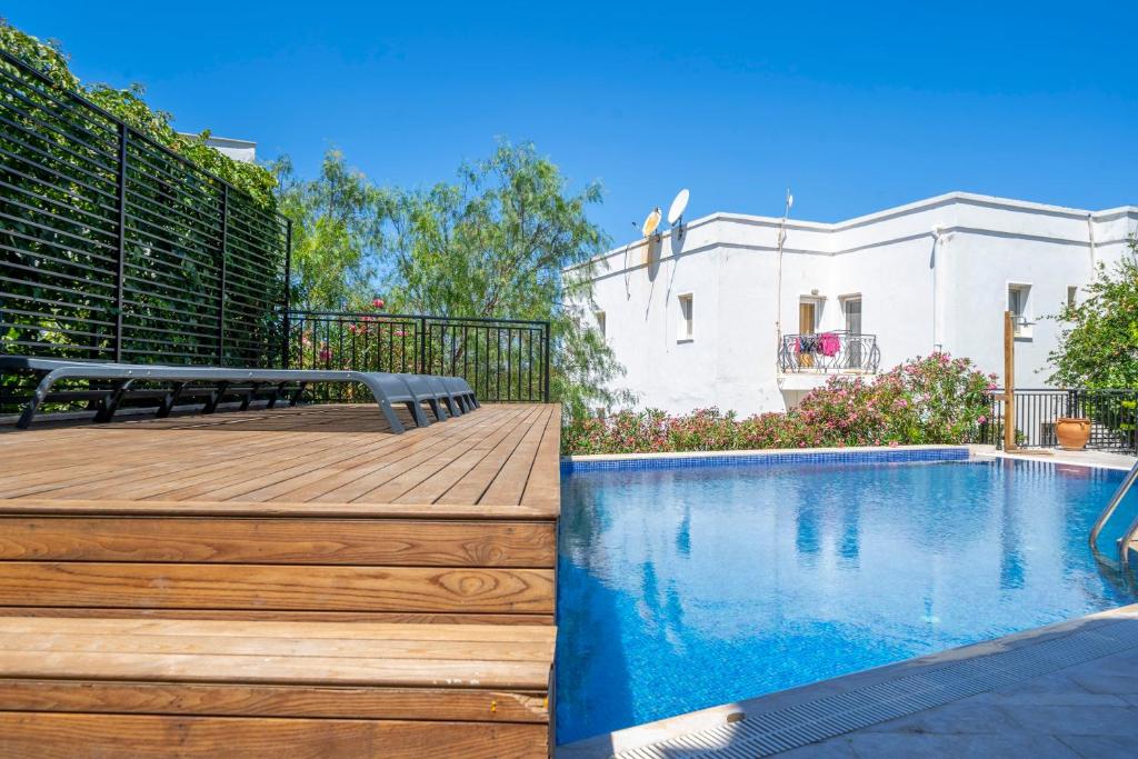 Bazén v ubytování Noa Suite Hotel Only Adult nebo v jeho okolí