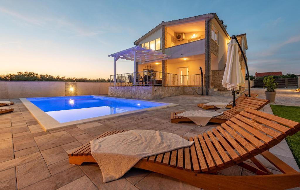 podwórko z basenem i domem w obiekcie Stunning Home In Gorica With Jacuzzi w mieście Gorica