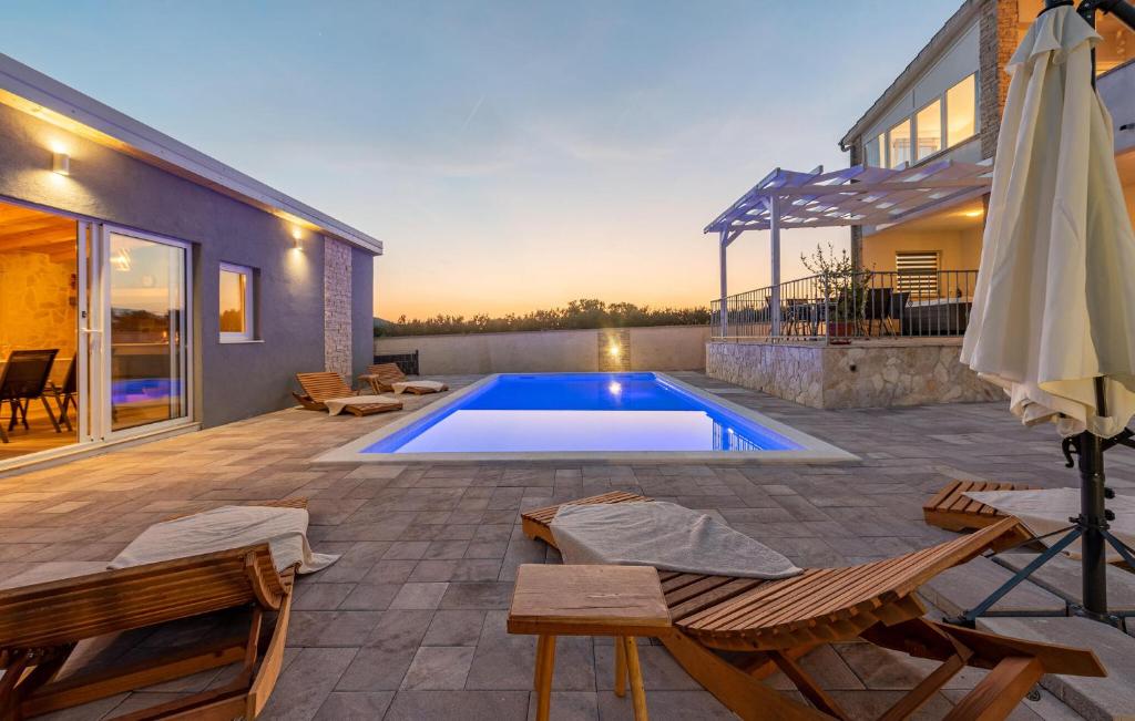 Basen w obiekcie Stunning Home In Gorica With Jacuzzi lub w pobliżu