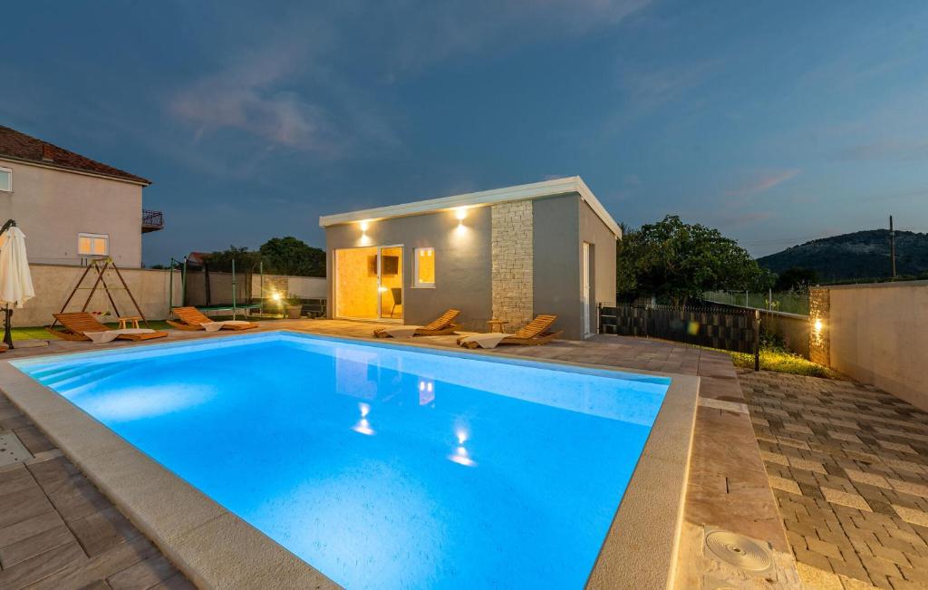Basen w obiekcie Stunning Home In Gorica With Jacuzzi lub w pobliżu
