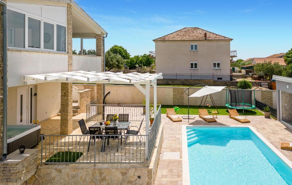 Basen w obiekcie Stunning Home In Gorica With Jacuzzi lub w pobliżu
