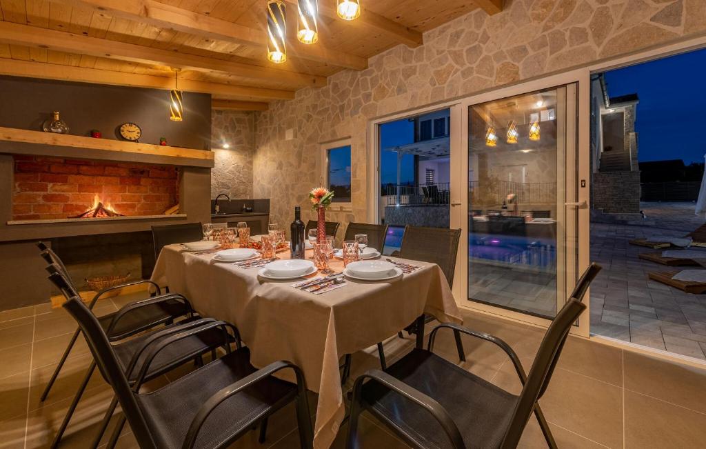 Zdjęcie z galerii obiektu Stunning Home In Gorica With Jacuzzi w mieście Gorica