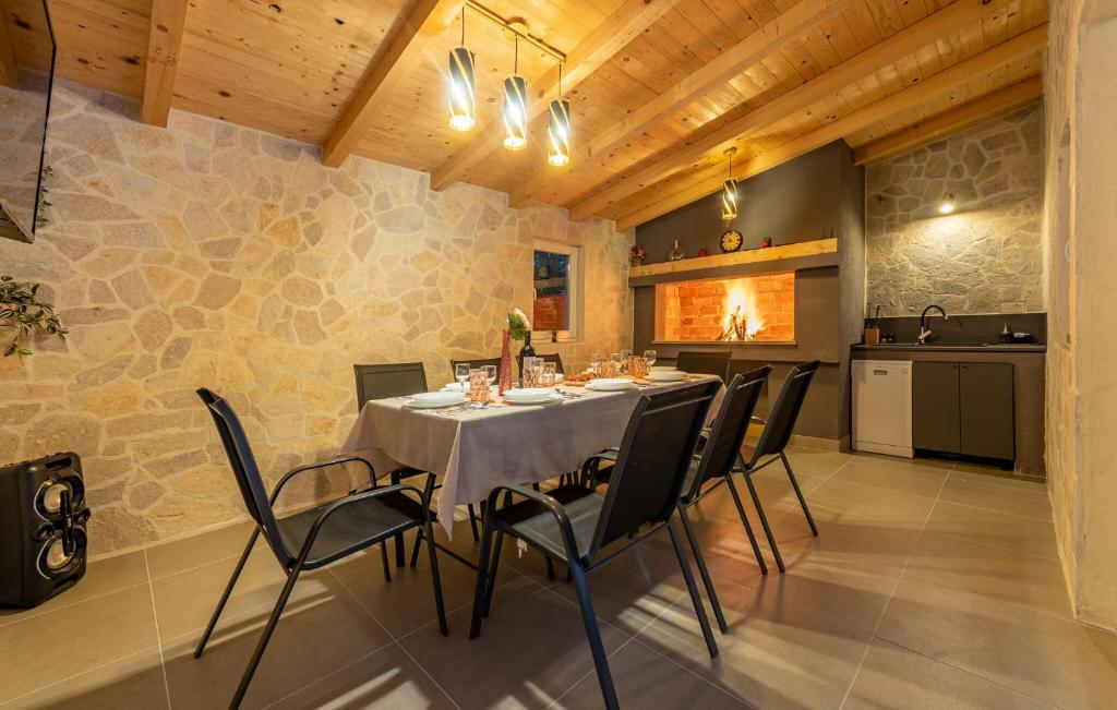 Kuchnia lub aneks kuchenny w obiekcie Stunning Home In Gorica With Jacuzzi