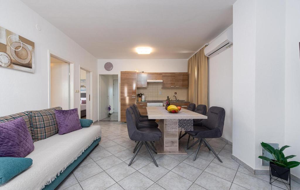 Kuchnia lub aneks kuchenny w obiekcie Stunning Home In Gorica With Jacuzzi