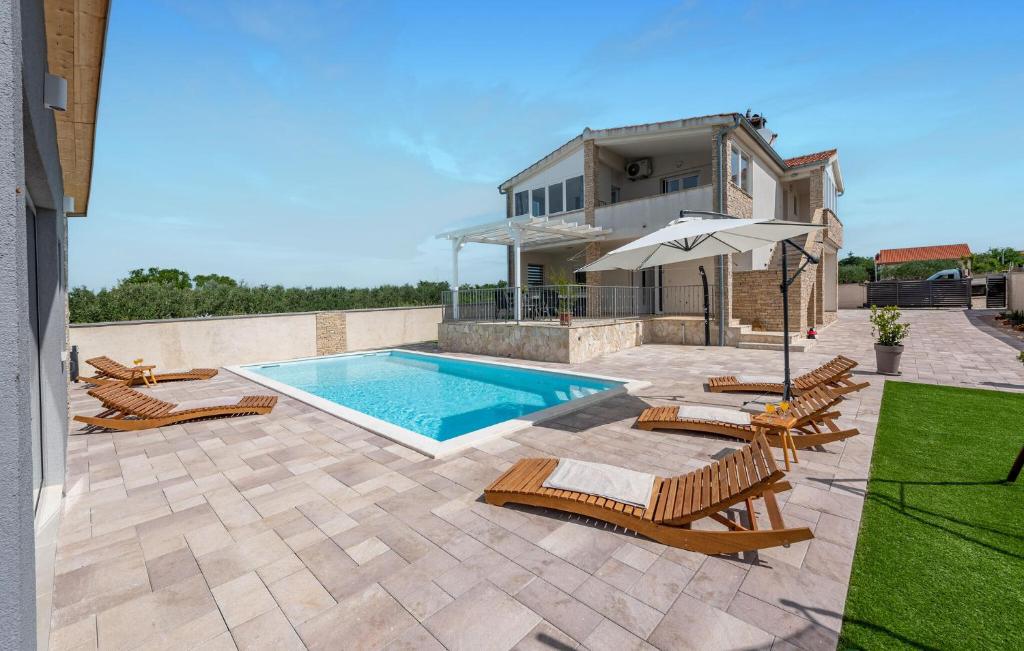 Basen w obiekcie Stunning Home In Gorica With Jacuzzi lub w pobliżu