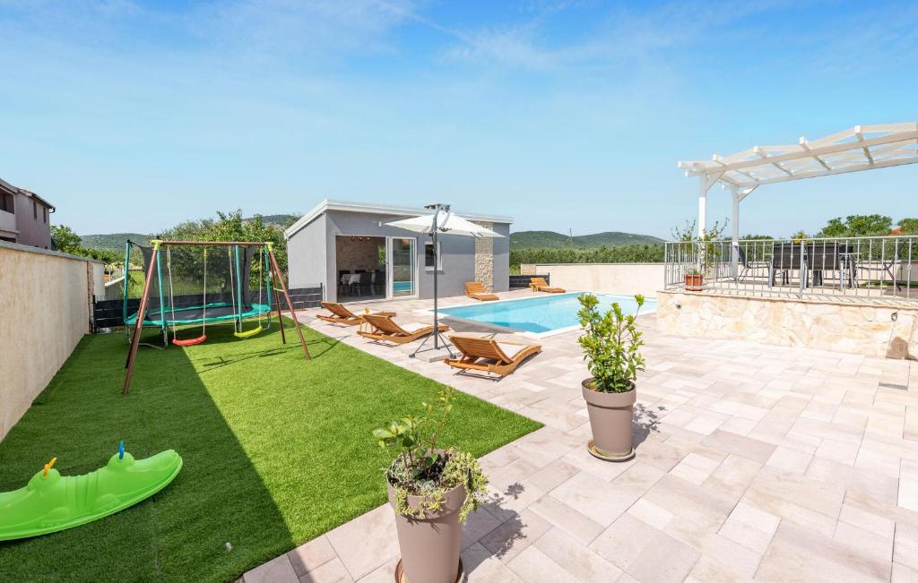 Basen w obiekcie Stunning Home In Gorica With Jacuzzi lub w pobliżu