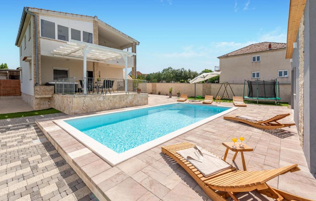 Basen w obiekcie Stunning Home In Gorica With Jacuzzi lub w pobliżu