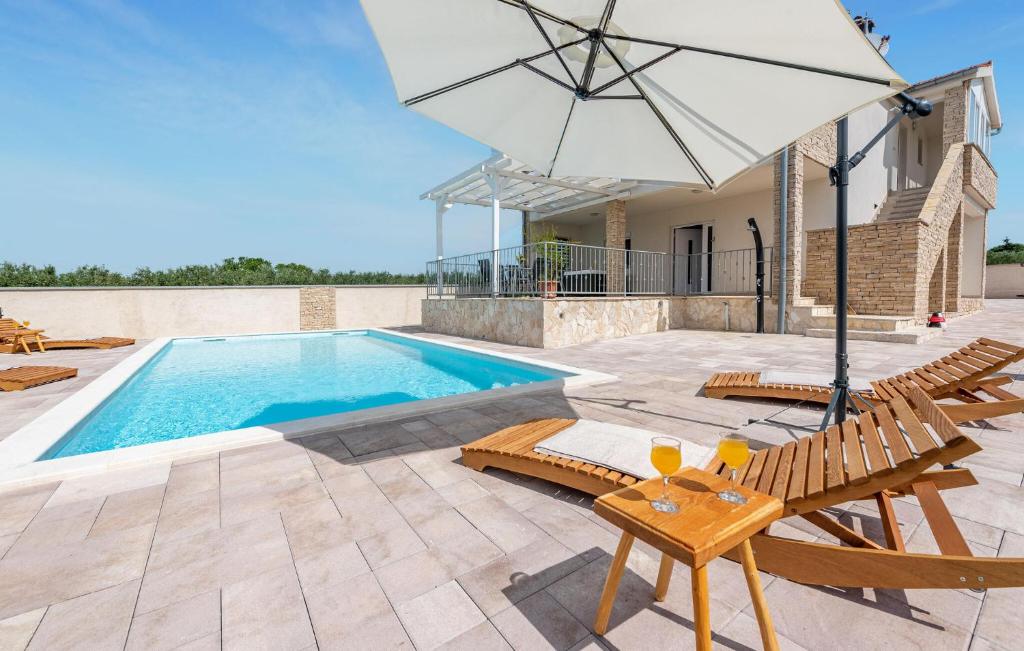 Basen w obiekcie Stunning Home In Gorica With Jacuzzi lub w pobliżu