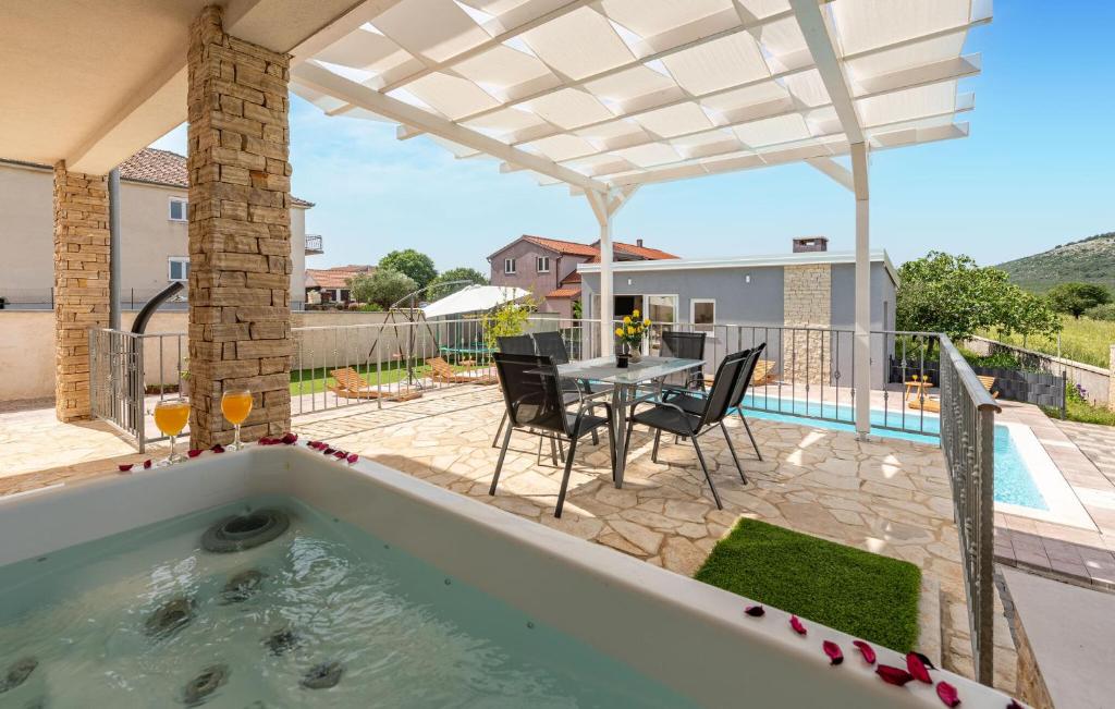 Basen w obiekcie Stunning Home In Gorica With Jacuzzi lub w pobliżu