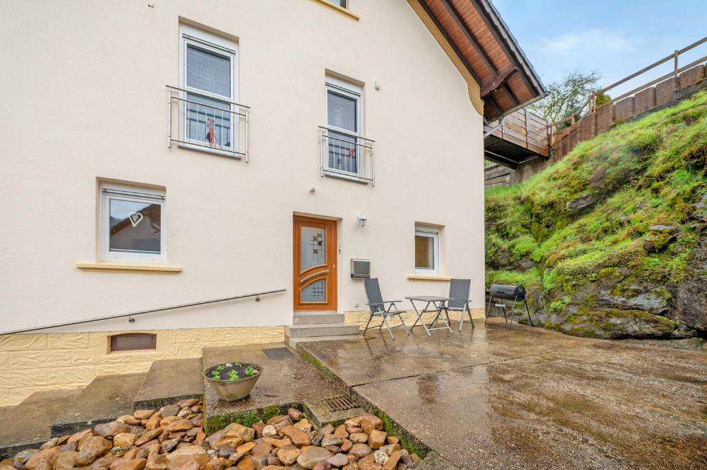 a white house with a grassy hill behind it at Fewo Traumschleife Nohen in Nohen