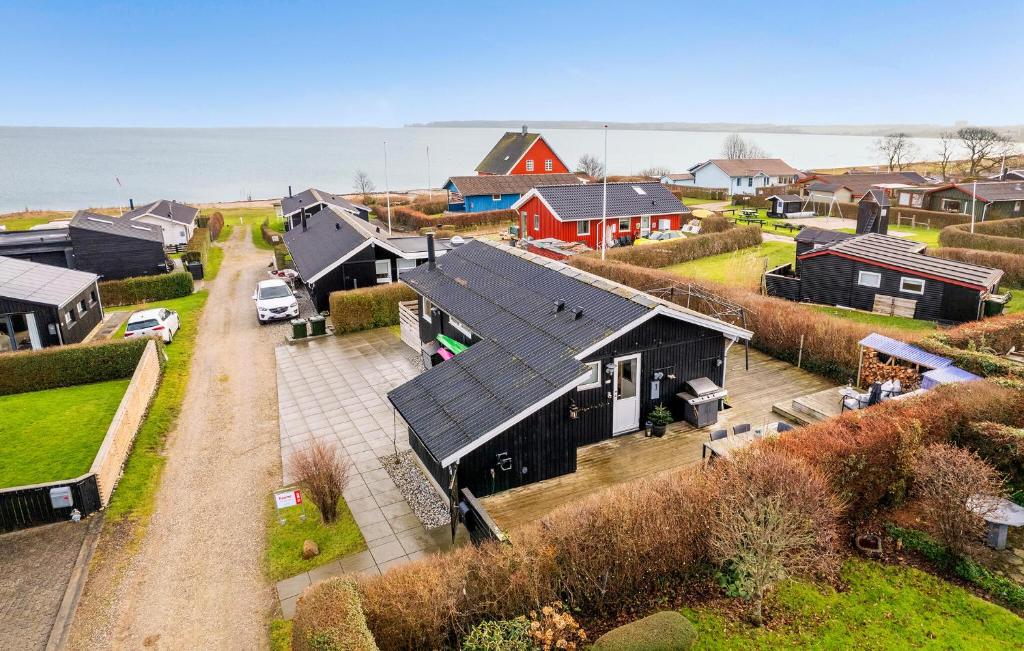 una vista aérea de una casa con entrada en 3 Bedroom Awesome Home In Juelsminde, en Sønderby