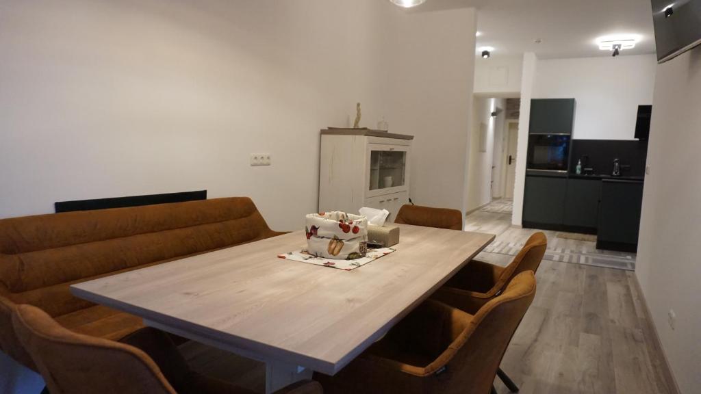 uma mesa e cadeiras num quarto com uma cozinha em Apartment Am Weißenberg 2 em Neuhofen an der Krems