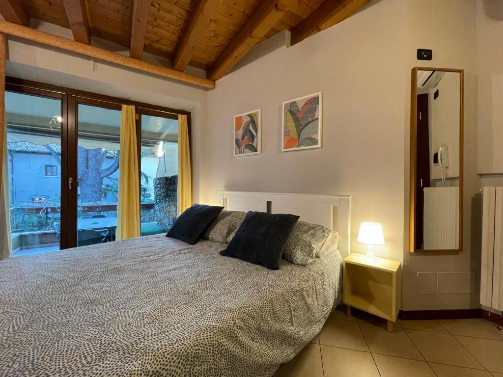 A bed or beds in a room at Villa Maria Apartments