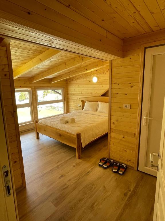 Postel nebo postele na pokoji v ubytování BUJTINA IZET SELIMAj