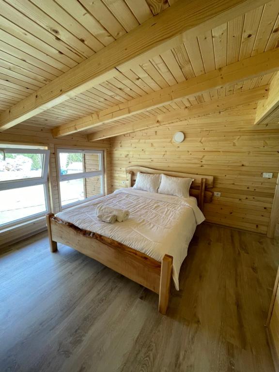 Postel nebo postele na pokoji v ubytování BUJTINA IZET SELIMAj