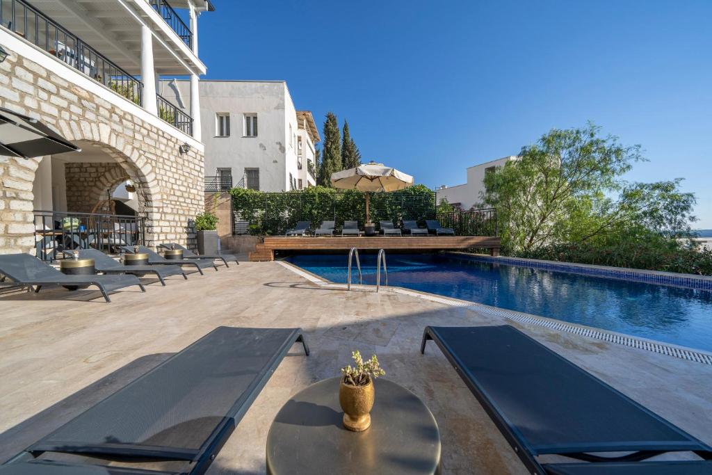 Bazén v ubytování Noa Suite Hotel Only Adult nebo v jeho okolí