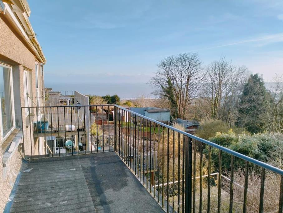 uma varanda de uma casa com uma cerca em 3-Bedroom house with Sea view balcony em Swansea