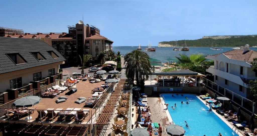 een uitzicht op een resort met een zwembad en een strand bij Ambassador Hotel & Spa- All Inclusive in Antalya