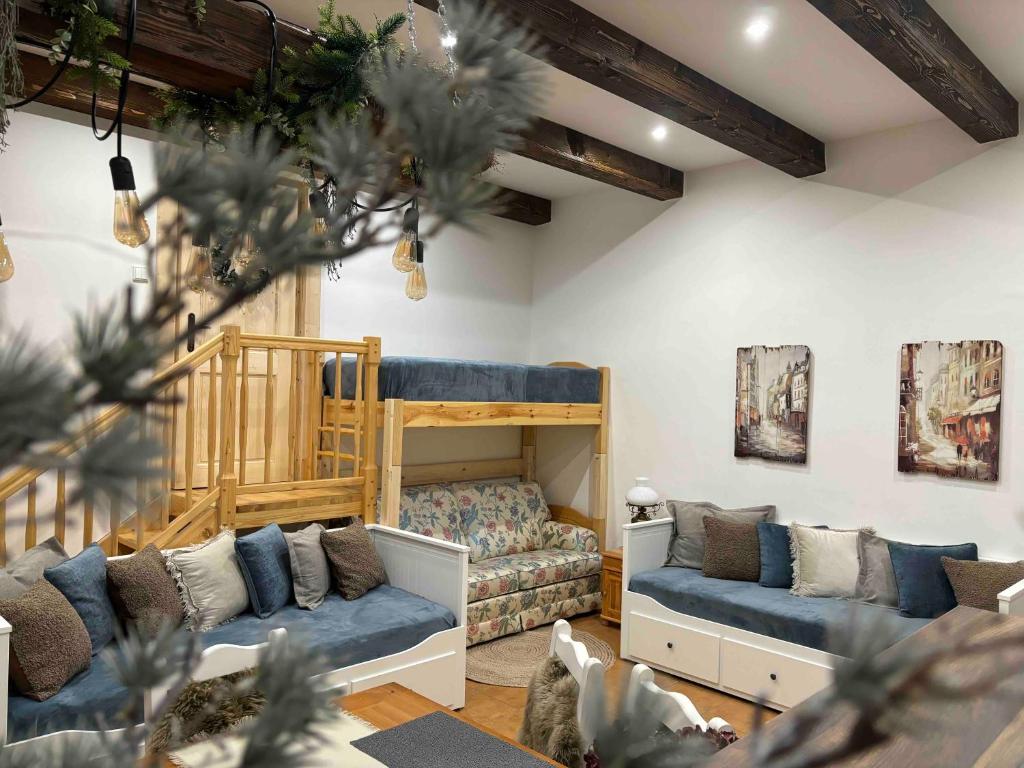 sala de estar con sofá y litera en Ubytovanie v Rožňave en Brzotín