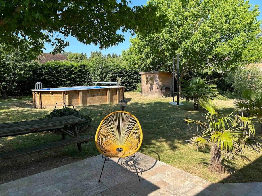 un ventilateur jaune assis à côté d'un banc de parc dans l'établissement Belle maison proche de chambord, à Huisseau-sur-Cosson