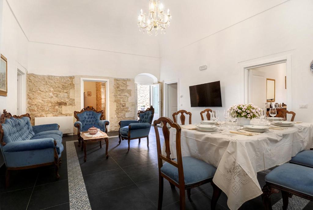 una sala da pranzo con tavolo e sedie di Ai Due Leoni 1863 a Ragusa