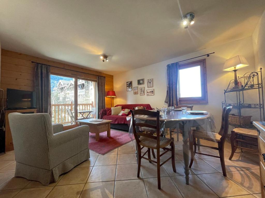 - un salon avec une table, des chaises et un canapé dans l'établissement Appartement Samoëns, 3 pièces, 6 personnes - FR-1-624-23, à Samoëns
