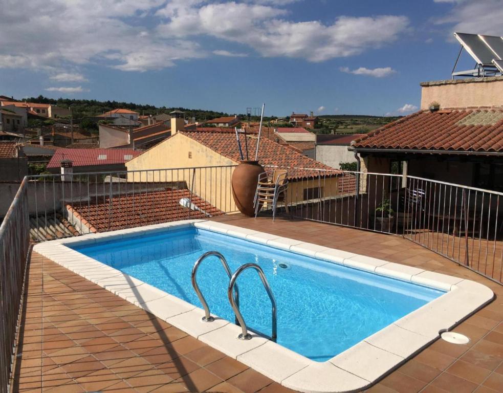 a swimming pool on top of a roof at Casa Rural la Vertedera 2 in Villar de Ciervo