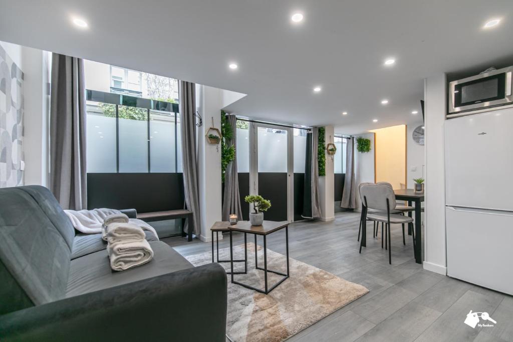 un salon avec un canapé et une table dans l'établissement MBA Splendide Appart 3 - Proche Musée du Louvre, à Paris