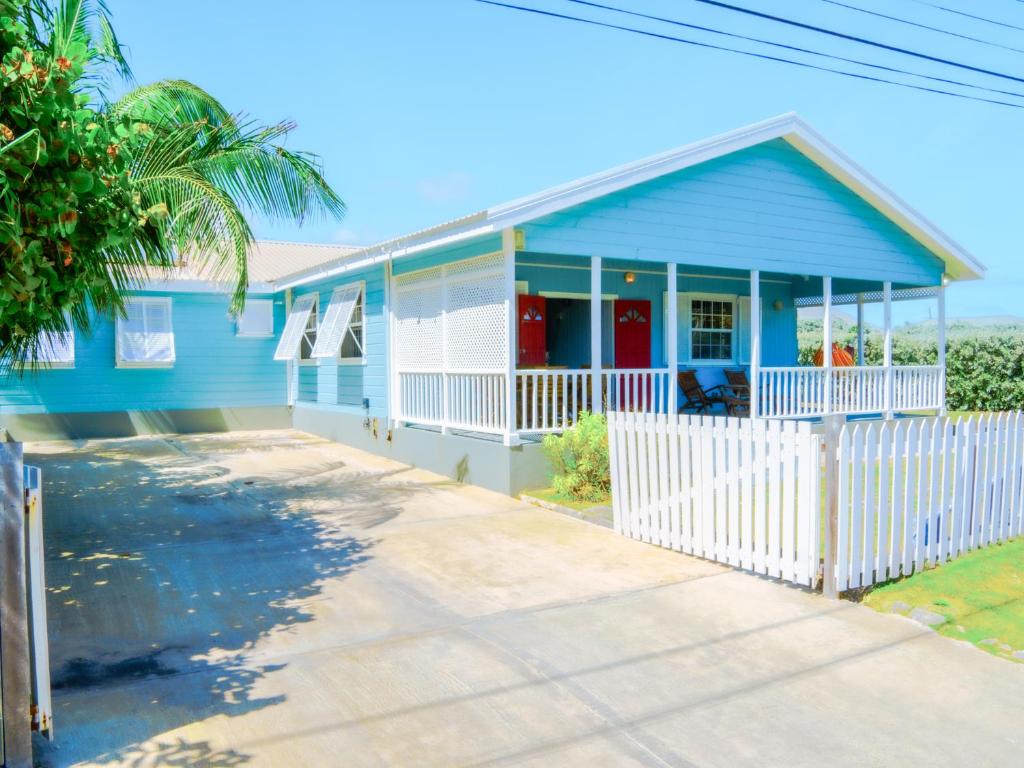 クライストチャーチにあるEndless Summer Beach House 4BR with Carの白い柵の青い家