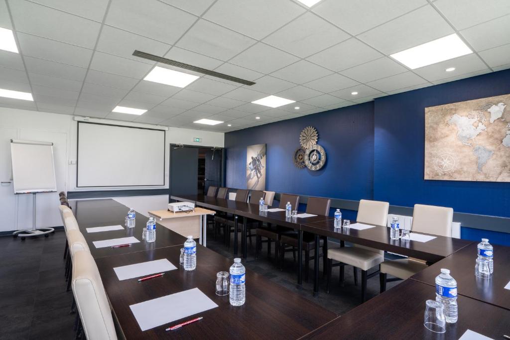Konferenční prostory v ubytování Logis Hôtel Restaurant Le Sainte Mere