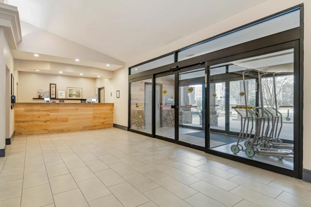 Country Inn & Suites by Radisson, Atlanta Galleria-Ballpark, GA photo
