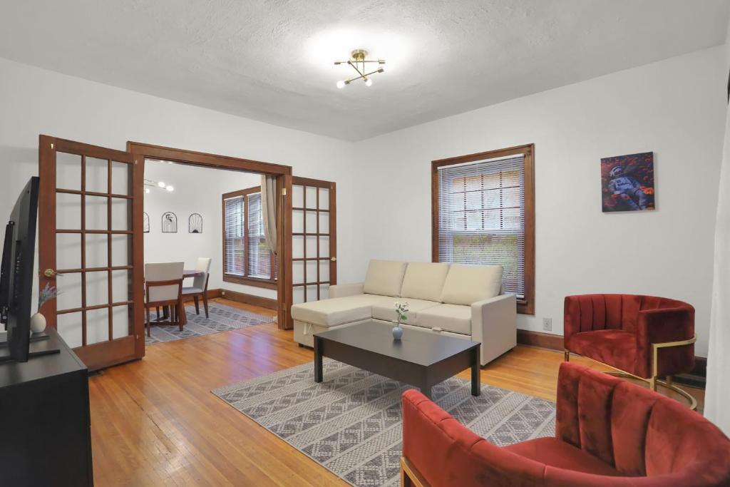 uma sala de estar com um sofá e uma mesa em Comfy Apartment in Indianapolis em Indianápolis