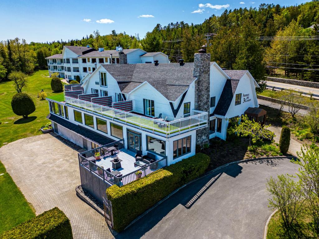 an aerial view of a large house with a large yard at Auberge Des 3 Canards in La Malbaie